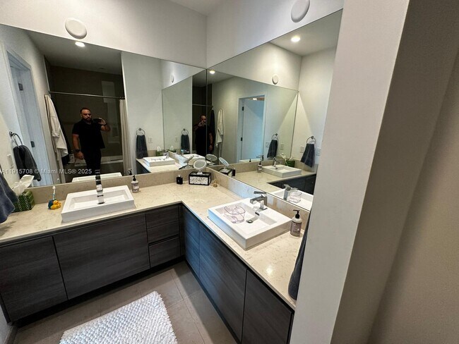 Building Photo - 1080 Brickell Ave