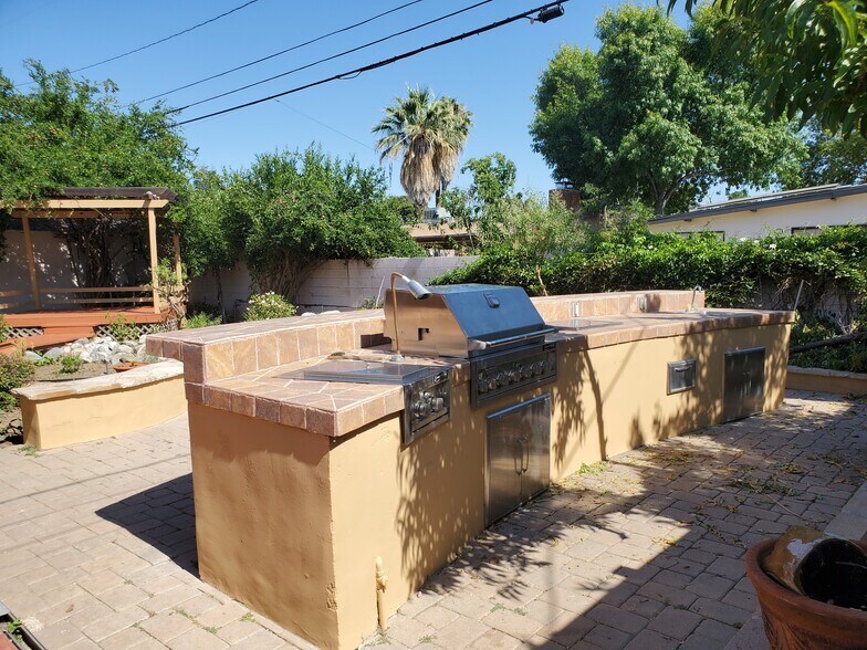 Beautiful yard with built-in BBQ, Sink, Countertop bar area - 17961 Lull St