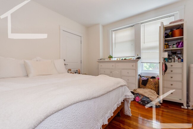 Building Photo - Spacious two bedroom in Brookline