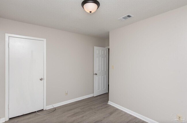 Building Photo - 6404 Dunbar Rd