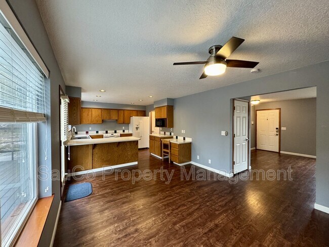 Building Photo - 741 SE Camellia Ct