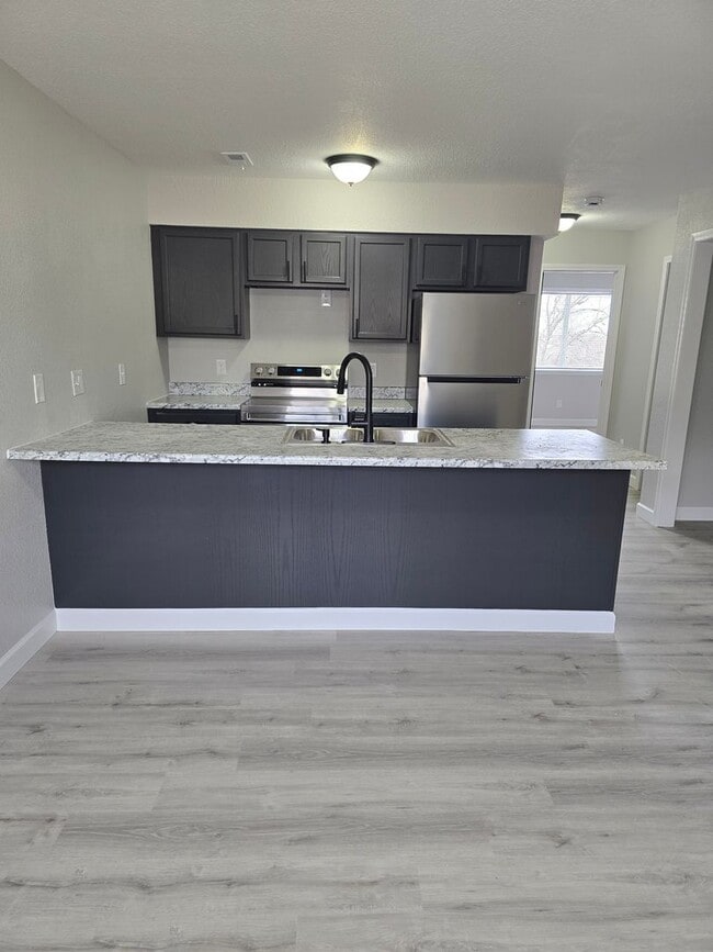 Building Photo - 2 Bedroom , 1 Bathroom Apartment!