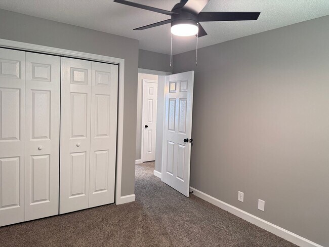 Building Photo - 130 Shady Maple Dr