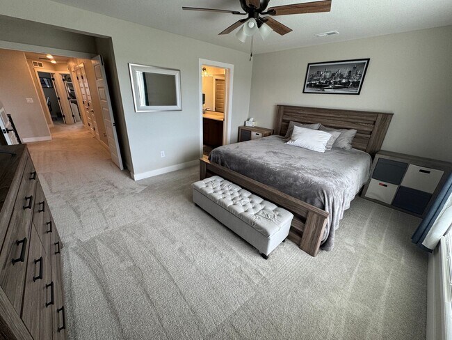 Building Photo - Modern 3-Bed, 2-Bath Townhome with Spaciou...