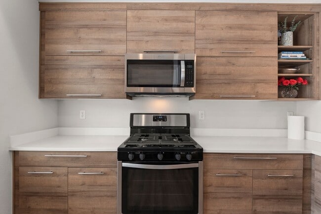Building Photo - Modern Townhome Living in Lakewood