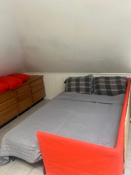 Couch converts to queen bed - 39 Burling St