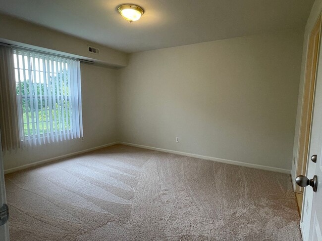 Building Photo - Shelby Township, 3-bedroom, 2-bath, Attach...