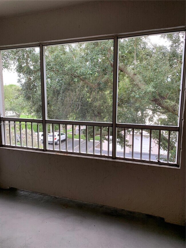 Building Photo - 2811 N Oakland Forest Dr