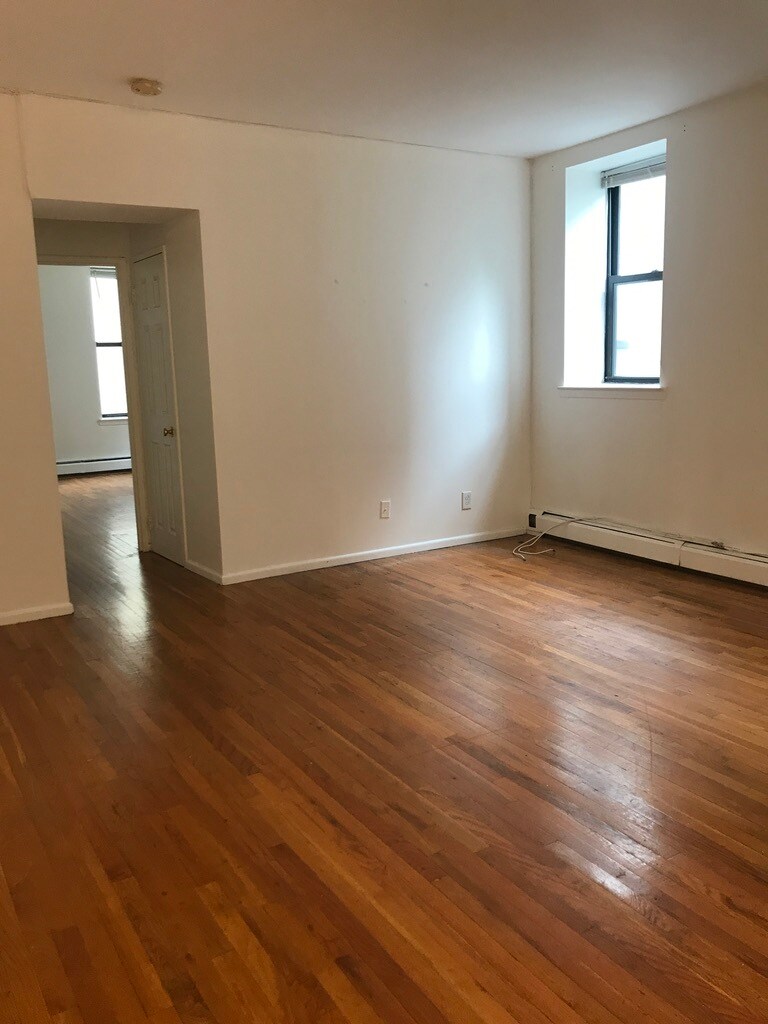 Building Photo - 137 W 110th St