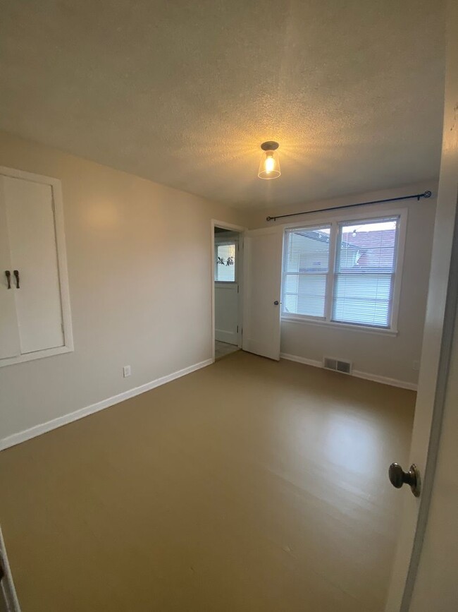 Building Photo - Audubon-Downriver Neighborhood 3+ bedroom,...