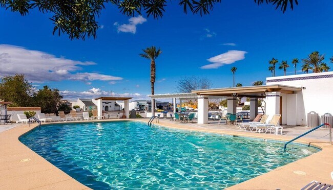 Building Photo - Beautiful updated condo in Los Lagos Upstairs unit.