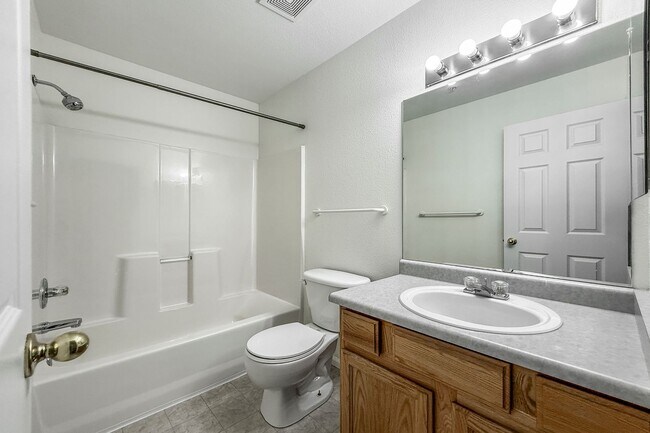 Building Photo - Wonderful 3 Bed, 2.5 Bath Townhome In Exce...