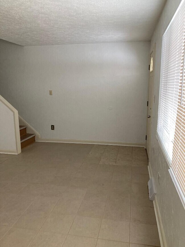 Building Photo - 2 Bedroom Condo for Rent  Warrenville HTS