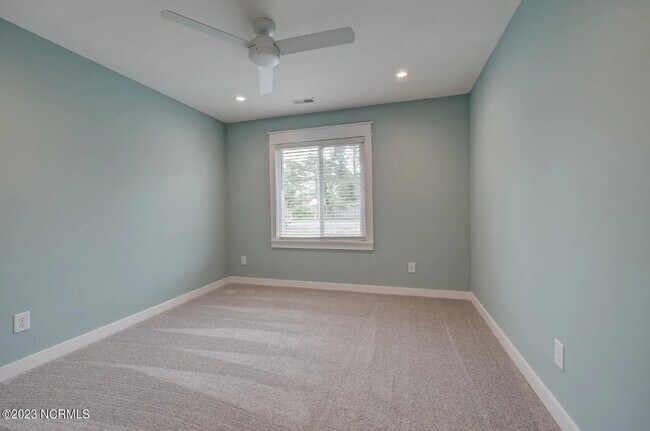 Building Photo - 704 Darwin Dr