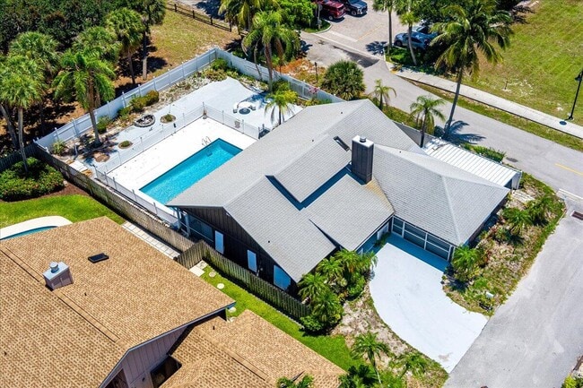 Building Photo - 901 Sandy Oaks Dr