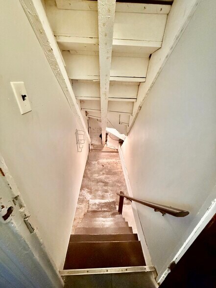 Building Photo - 302 Dickinson St