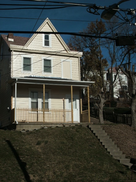 Primary Photo - 221 Alries St
