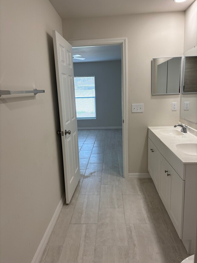 Building Photo - 1045 SE 11th Terrace