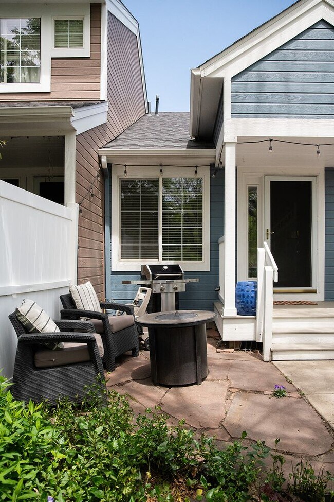 Building Photo - 2 BDR Gorgeous Updated Townhome with Huge Garden