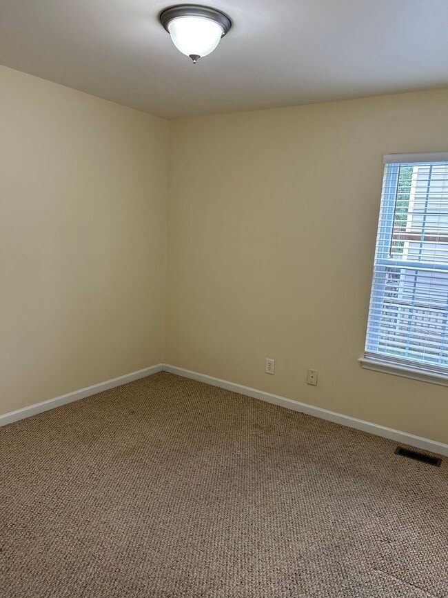 Building Photo - Three bedroom, 2 bath house in Elon