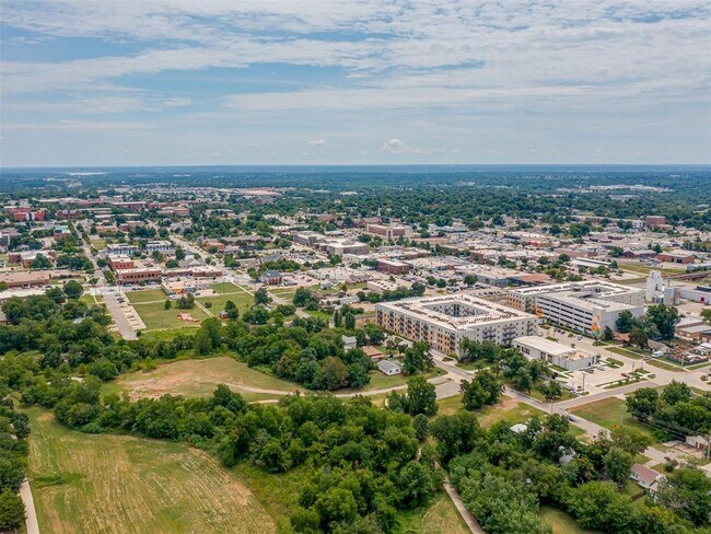 Building Photo - 300 Fretz Ave