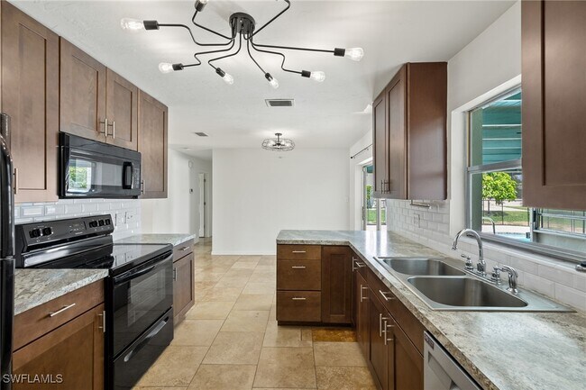 Building Photo - 2150 Aruba Ave