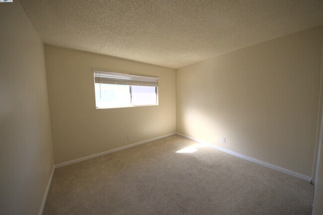 Building Photo - 1214 Sycamore Dr