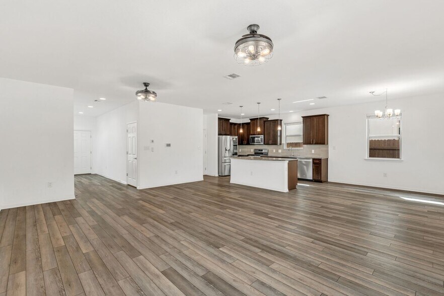 Building Photo - 104 Turkey Creek Ln