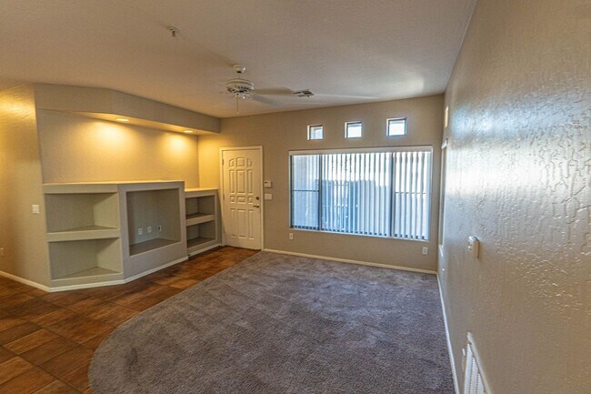 Building Photo - Spacious 2 Bed / 2 Bath Condo in Prime Cha...