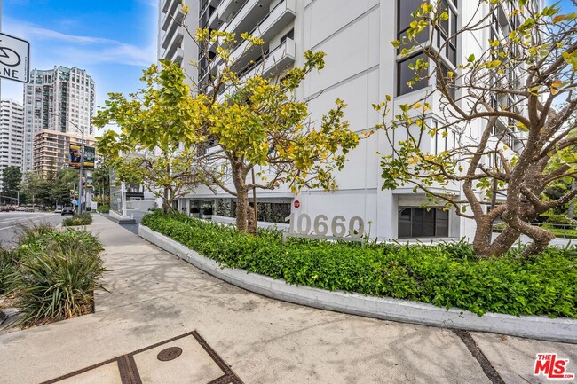Building Photo - 10660 Wilshire Blvd