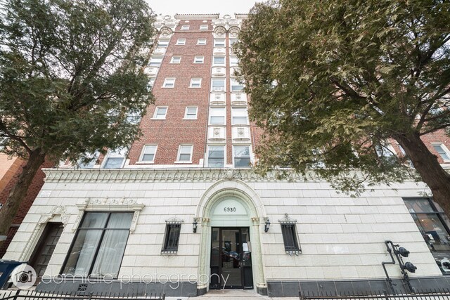 Building Photo - 6930 N Greenview Ave