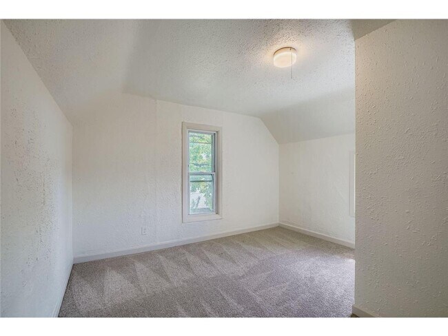 Building Photo - 610 Fairview Ave N