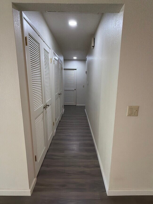 Building Photo - 8016 Sawgrass Cir