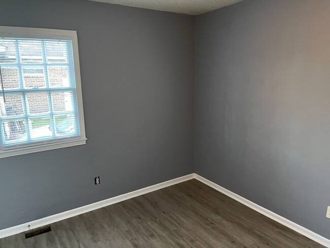 Building Photo - Renovated 3 Bed / 1 Bath Brick Ranch in Ea...