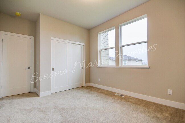 Building Photo - Gorgeous 4 Bed/3Bath House Available in De...