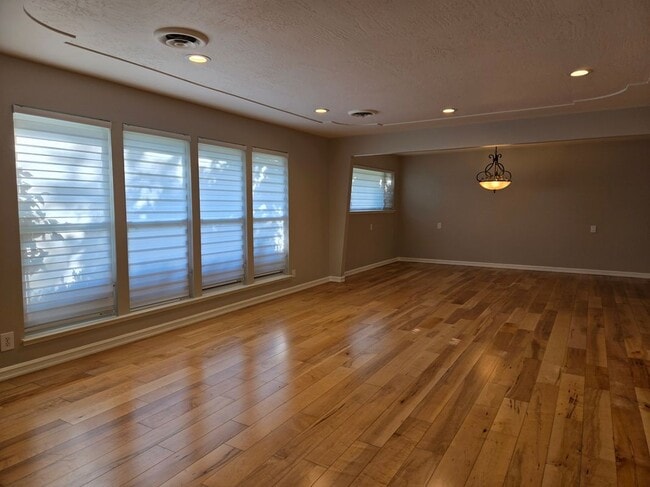 Building Photo - 6390 Bose Ln