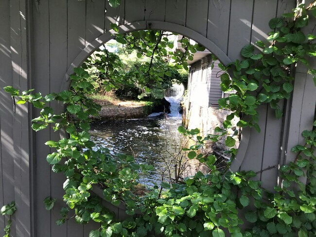 Building Photo - 369 Ethan Allen Hwy