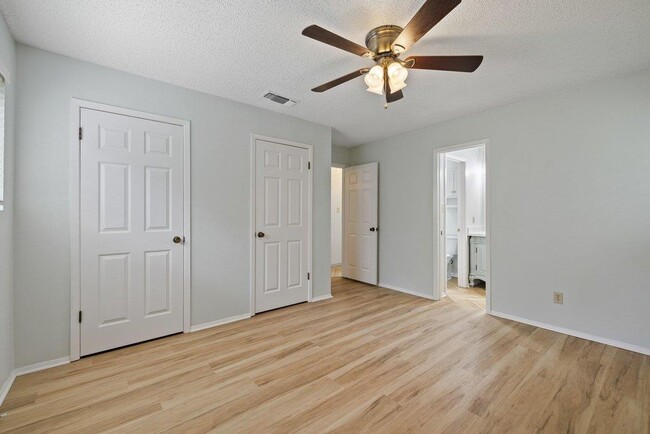 Building Photo - 704 Brookwood Cir