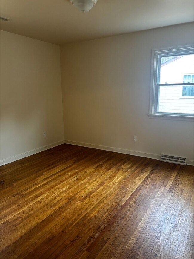 Building Photo - 1042 Barlen Dr