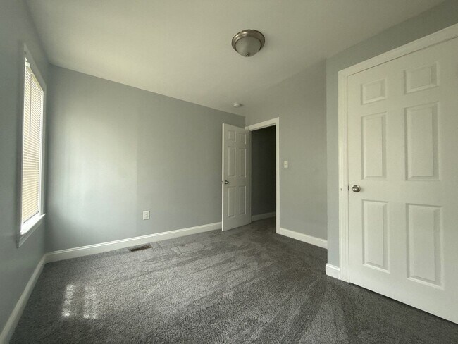 Building Photo - Three Bedroom house in Baltimore