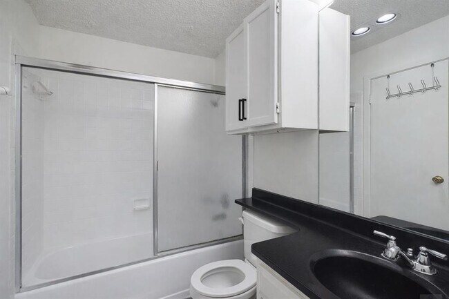 Building Photo - 908 Poplar St