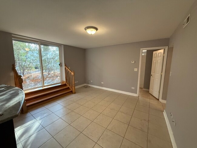 Building Photo - 6954 N Greenview Ave