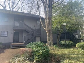 Building Photo - Perfectly located condo in Winston-Salem