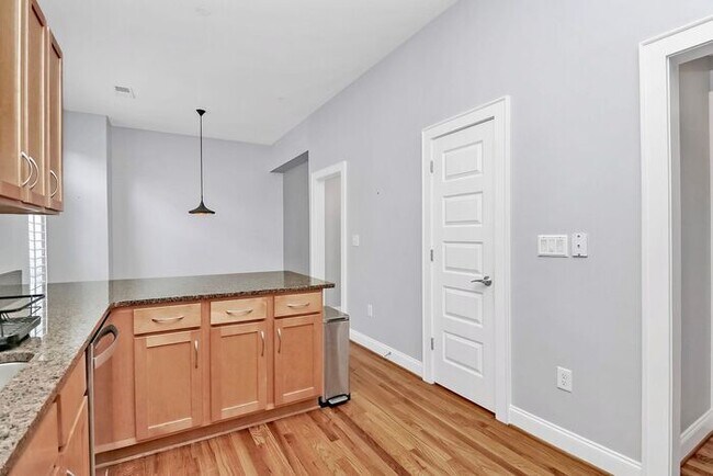 Building Photo - Beautiful 3BD/2.5BA Townhome