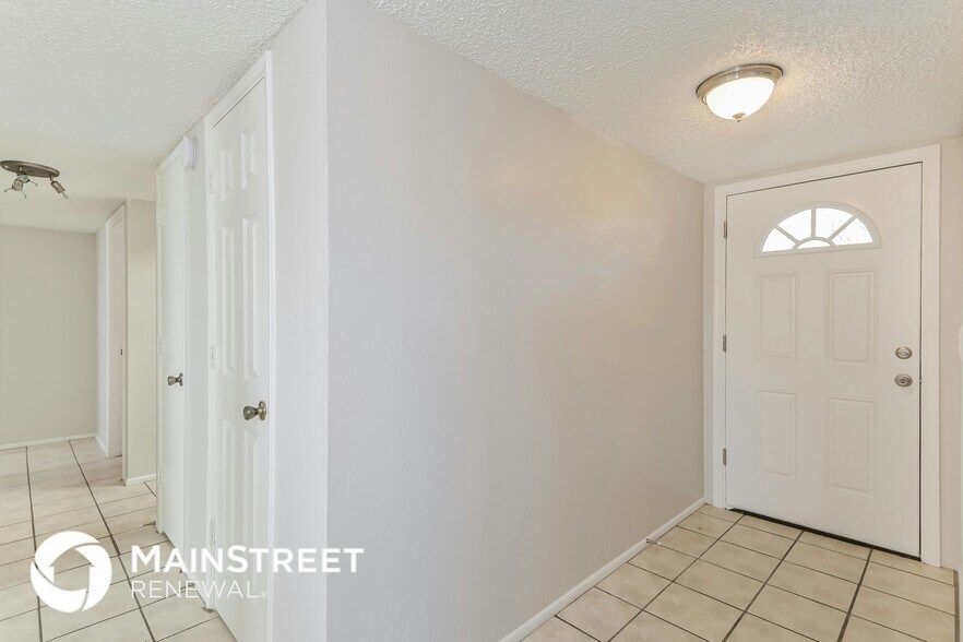 Building Photo - 9802 E Stella Rd