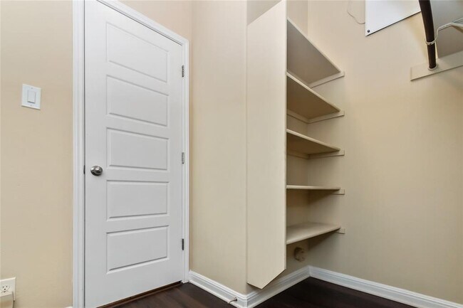 Building Photo - 13400 Briarwick Dr