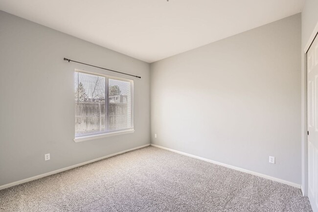 Building Photo - Charming Ground Floor Condo