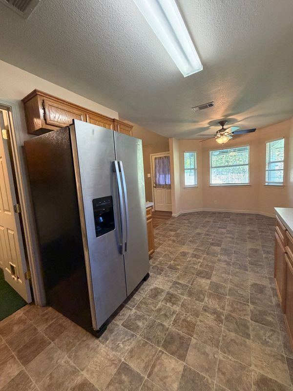 Building Photo - 715 Lakeview Dr