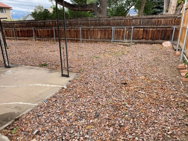 Building Photo - 2 Bedroom 1 Bath duplex