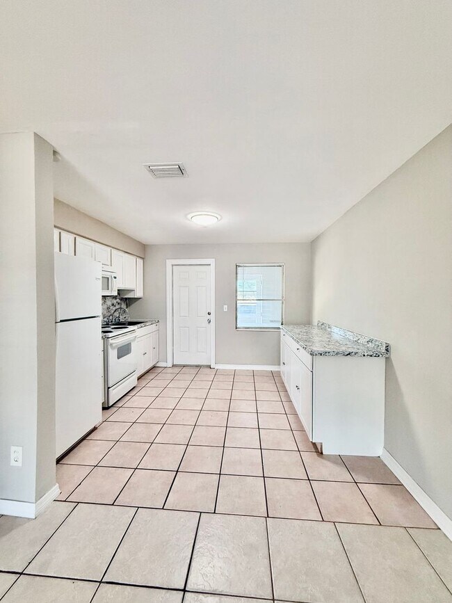 Building Photo - 2 bed 2 bath off Cape Parkway